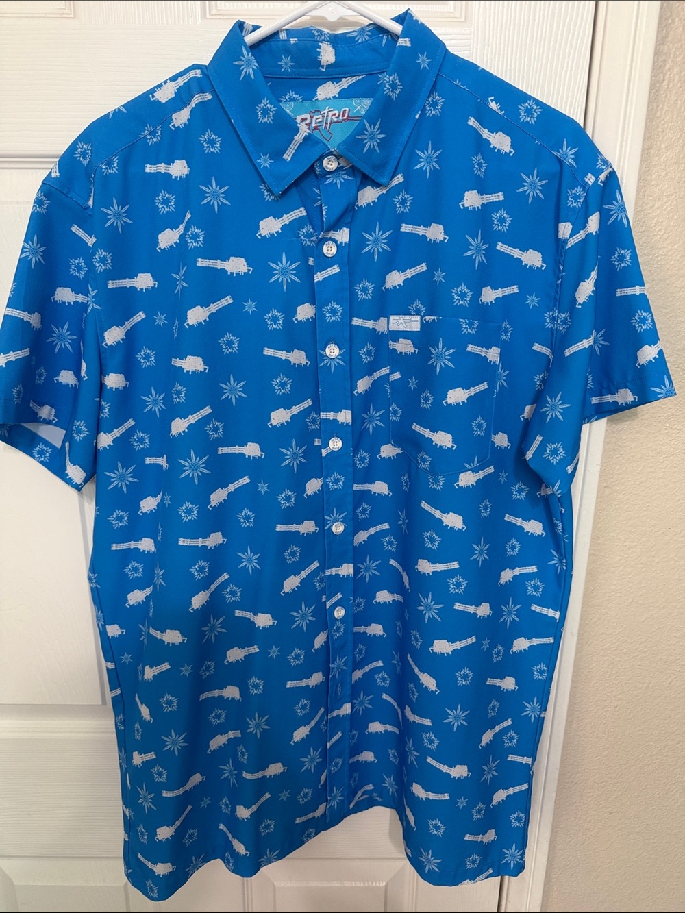 Retro Rifle Blue Short-Sleeve Button-Down Shirt with White Holiday Print